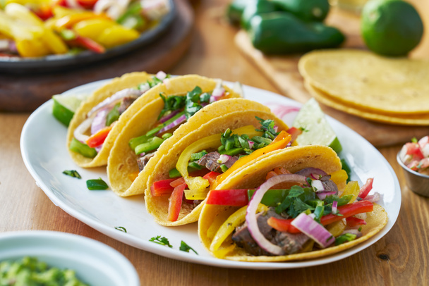 tacoja naudanlihan ja paprika täyte tarjoillaan guacamole
 - Valokuva, kuva