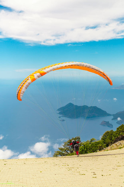 Oludeniz paragliding v Fethiye. Tandemový paragliding, kde nezkušený člověk letí s a pod kontrolou pilot, je velmi populární. Srpna 2017 Mugla Turecko - Fotografie, Obrázek