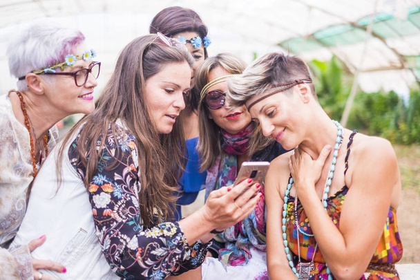 Gruppe von Frauen in farbigen Kleidern feiert am Tag - Foto, Bild