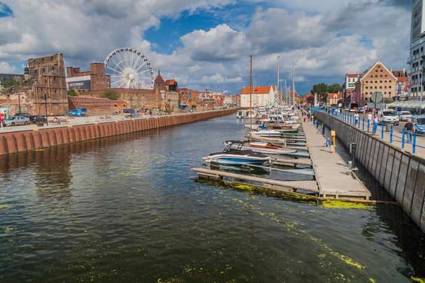 Gdansk, Lengyelország - szeptember 2., 2016: Jacht a kikötőben, a Zachariasza folyó, Gdansk, Lengyelország. - Fotó, kép
