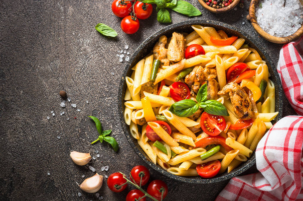Pasta penne with chiken and vegetables. - Foto, imagen