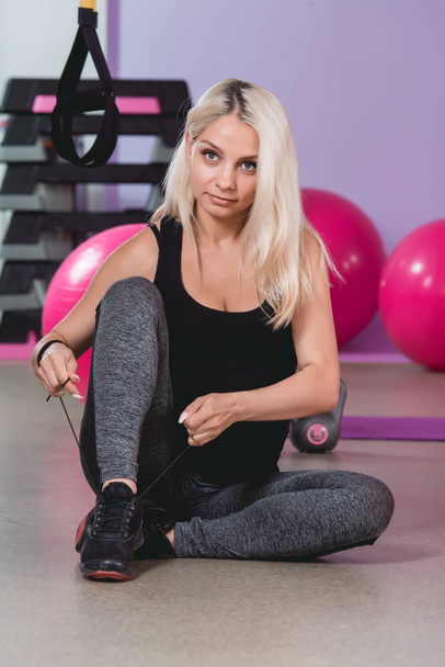 Attractive pregnant womans doing yoga in the gym with dumbbells, healthy lifestyle - Valokuva, kuva