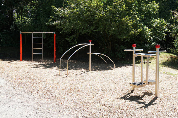 gimnasio al aire libre con aparatos de fitness y máquinas de ejercicio en el parque público en Alemania
 - Foto, imagen