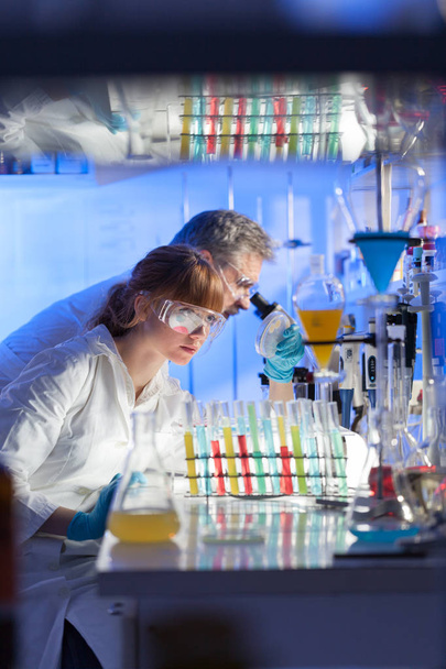 Медицинские работники, занимающиеся исследованиями в научной лаборатории. - Фото, изображение