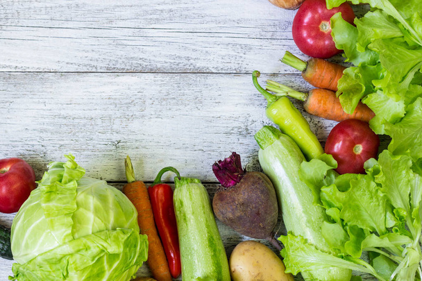 コピー スペースを持つ健康食品背景の平面図です。新鮮な野菜や料理の食材と健康食品のコンセプト. - 写真・画像