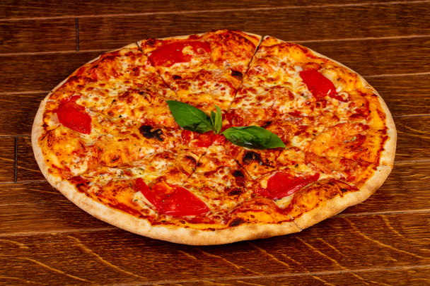vegetarische Pizza Margarita mit Tomaten, Käse und Basilikum - Foto, Bild