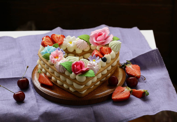 torta al miele con crema di mascarpone e decorata con fiori
 - Foto, immagini