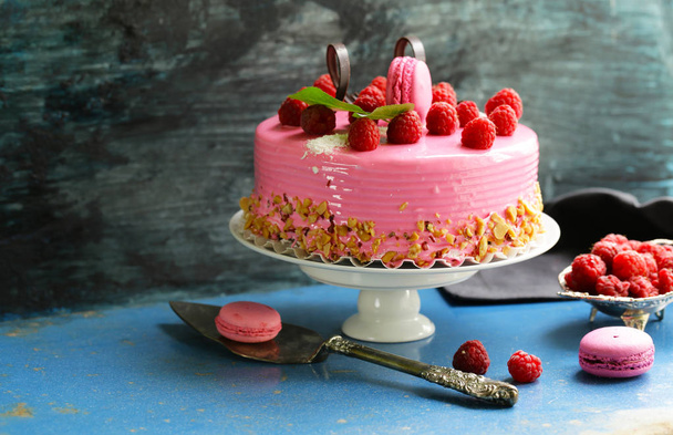 geweldige roze cake met frambozen op een ijzeren tafel - Foto, afbeelding
