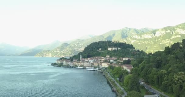 Tiroteio de um drone sobre o Lago de Como da Itália. Paisagem Itália
. - Filmagem, Vídeo