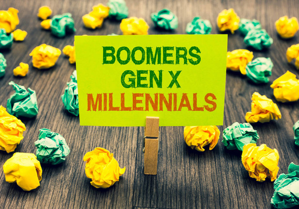 Szöveg írása boom Gen X Millennials szó. Üzleti koncepció általában úgy tekintenek a harminc év ruhacsipesz gazdaság sárga Megjegyzés gyűrött papír dokumentumok több próbál hibák - Fotó, kép