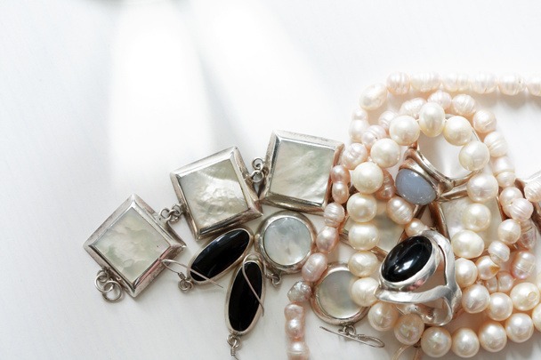 Conjunto de vários adornos de jóias em fundo branco com espaço livre
 - Foto, Imagem