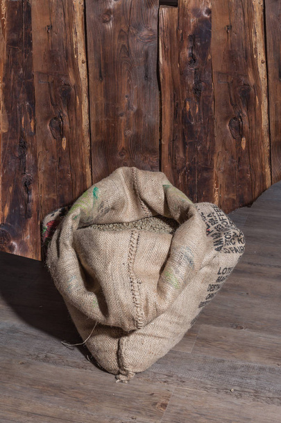 Καφέ τσάντα με κόκκους καφέ - Φωτογραφία, εικόνα