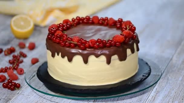 Σπιτικό κέικ με κόκκινα φρούτα του δάσους. - Πλάνα, βίντεο