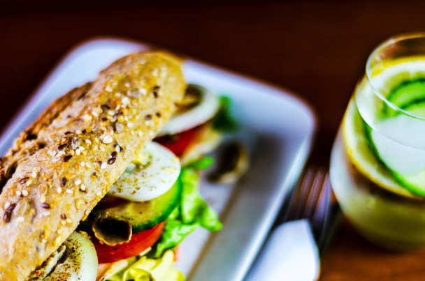 Celozrnný sendvič s šunkou, rajčaty, houbami a vejce, čerstvá biozelenina, zdravé potraviny - Fotografie, Obrázek