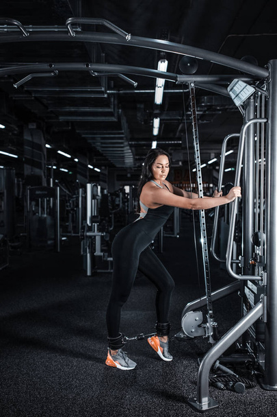 Mujer fitness muscular haciendo ejercicios en el gimnasio
 - Foto, imagen