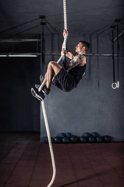Fitness Rope Climb Exercise In  Gym Workout - Foto, imagen