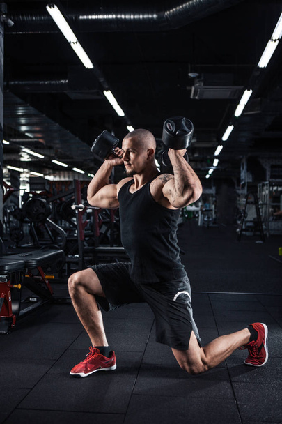 Hombre muscular durante el entrenamiento en el gimnasio
 - Foto, Imagen