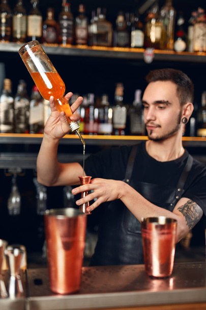 Bar. Bartender Making Cocktails, Measuring Alcohol From Bottle Into Jigger, Mixing Spirits With Cocktail Shaker. High Resolution - Foto, afbeelding