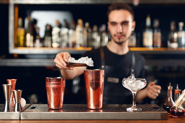 Bartender Making Cocktail. Barman Putting Ice In Glass, Preparing Cocktails At Bar Counter. High Resolution - Foto, Imagem