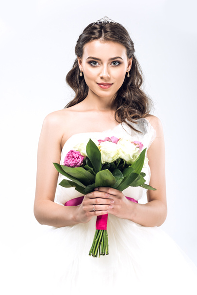 atractiva novia joven en vestido de novia con ramo aislado en blanco
 - Foto, Imagen