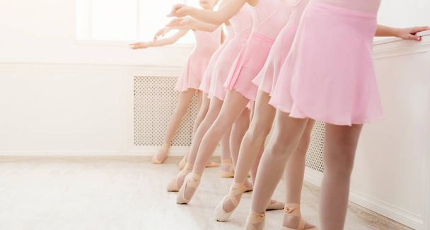 Балетний фон, тренування молодих балеринів
 - Фото, зображення