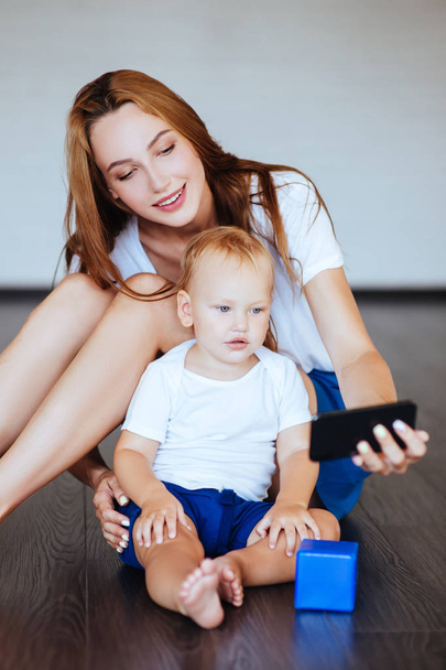 glückliche Mutter mit Sohn und Smartphone, Selbstschuss - Foto, Bild