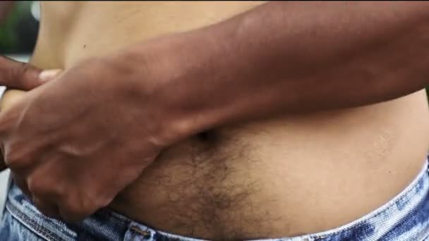 Um homem asiático verificando gordura ao redor barriga
 - Filmagem, Vídeo