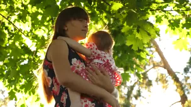 Młoda Mama przytula little córka, pocałunki i uśmiech - Materiał filmowy, wideo