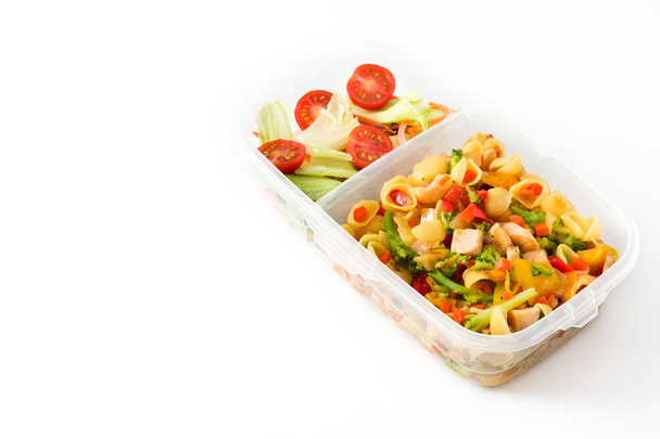 Zdravé jídlo přípravka kontejner s Těstovinový salát s krůtím masem a zeleninou, izolované na bílém pozadí. Copyspace - Fotografie, Obrázek