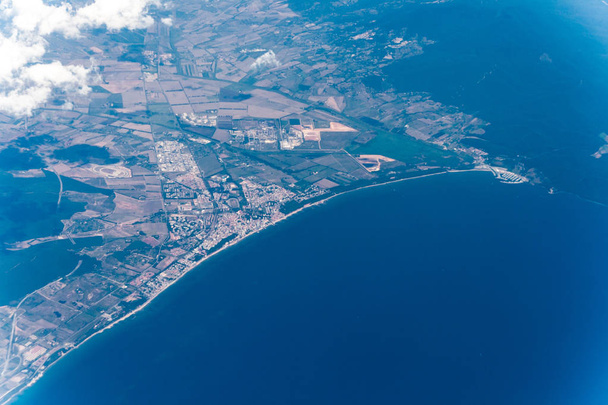 Vista parziale del golfo di Follonica in Italia vista dall'alto in estate
 - Foto, immagini