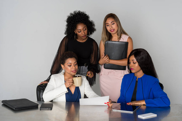 Ομάδα τεσσάρων ισπανόφωνων και αφρικανικές αμερικανικές γυναίκες επιχειρηματίες - Φωτογραφία, εικόνα