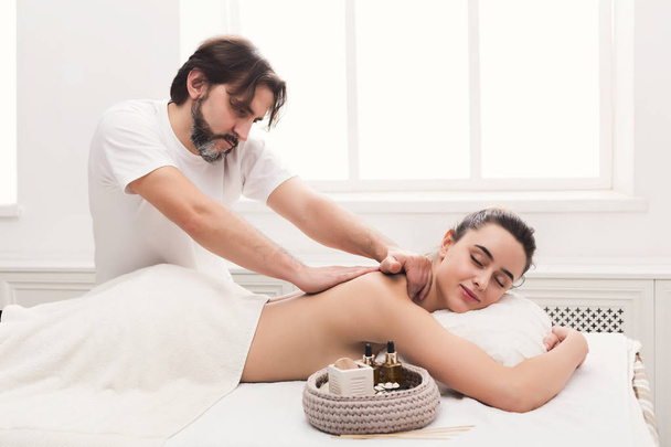 Мужской массажист, выполняющий профессиональный массаж тела
 - Фото, изображение