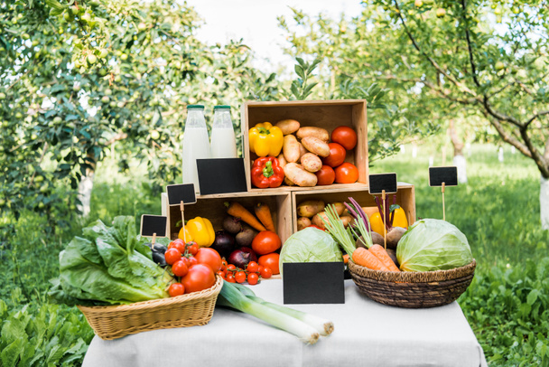 спелые аппетитные экологические овощи в коробках на рынке
 - Фото, изображение