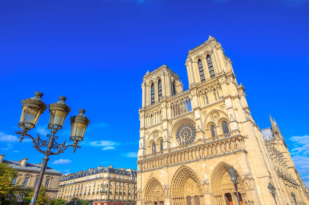 Notre Dame mit Lampe - Foto, Bild