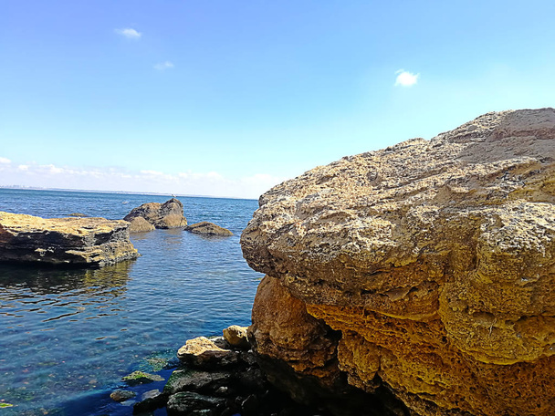 オデッサ、ウクライナの黒海で大きな石の背景 - 写真・画像