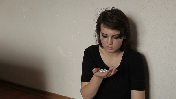 Teenager-Mädchen isst Selbstmordpillen - Filmmaterial, Video