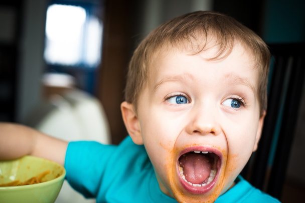Niño de 3 años llora mientras come
 - Foto, Imagen