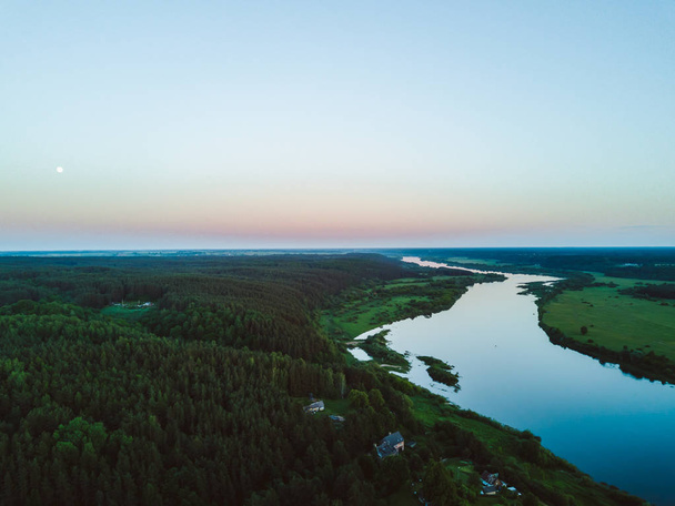 Vista aérea de drones do rio Nemunas, um grande rio da Europa Oriental. Ele sobe na Bielorrússia e flui através da Lituânia antes de drenar para a Lagoa Curoniana, e depois para o Mar Báltico em Klaipeda.
 - Foto, Imagem