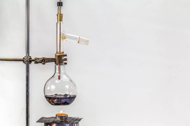 laboratorní upřesnění vybavení destilace alkoholu z borůvek - Fotografie, Obrázek