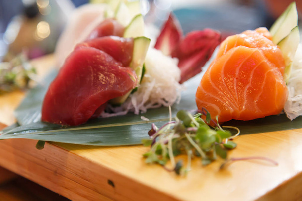 sashimi de hirame, sashimi de salmón y sashimi de atún
 - Foto, Imagen
