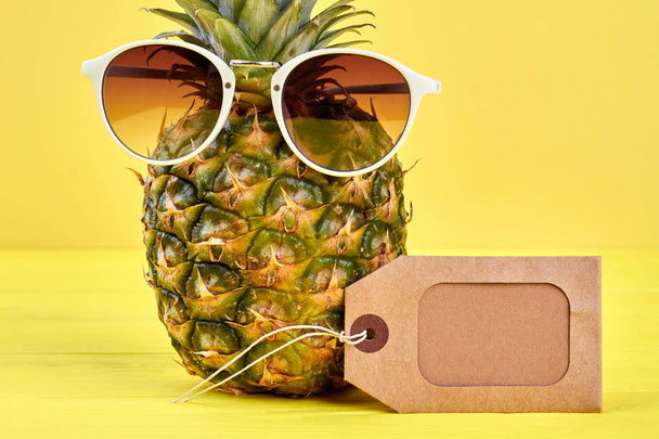 Close up pineapple in stylish sunglasses. - Foto, Imagem