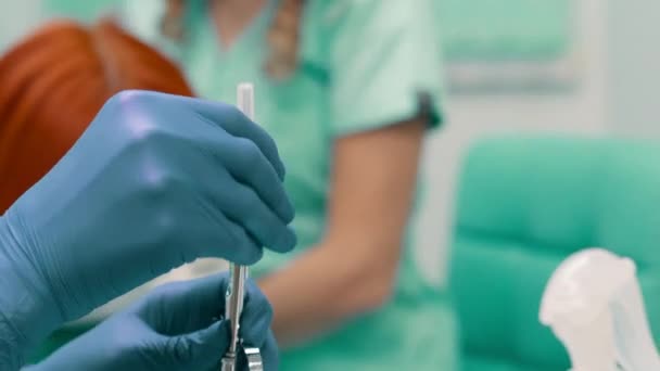 dentist prepares syringe for injection of anesthesia - Кадри, відео