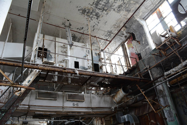 Equipo mecánico en una central eléctrica abandonada
 - Foto, imagen