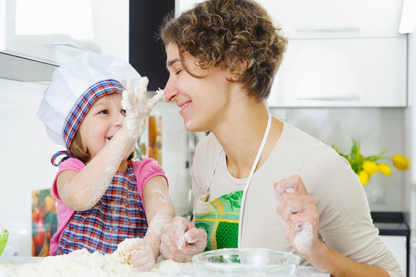 Young mother with little daughter preparing cookies - Φωτογραφία, εικόνα