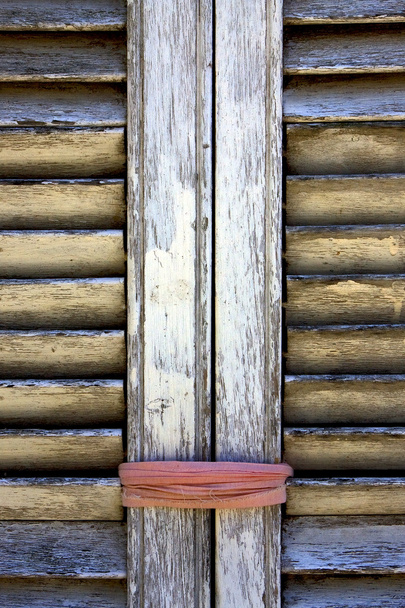 Jalousie aus braunem Holz und rosa Seil - Foto, Bild