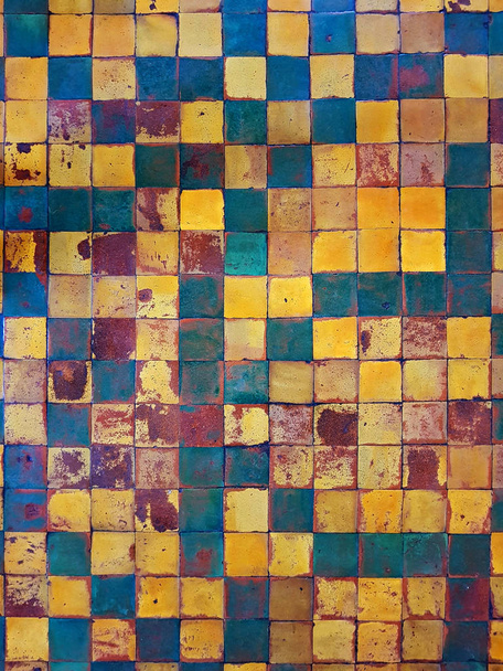 Oude vloer. Kleurrijke vierkante kale tegels achtergrond - Foto, afbeelding