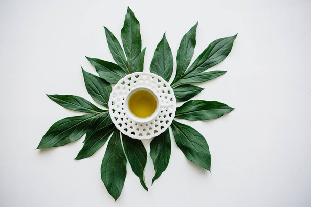 Свежий ароматный и здоровый травяной или зеленый чай в кружке. Время чая
 - Фото, изображение