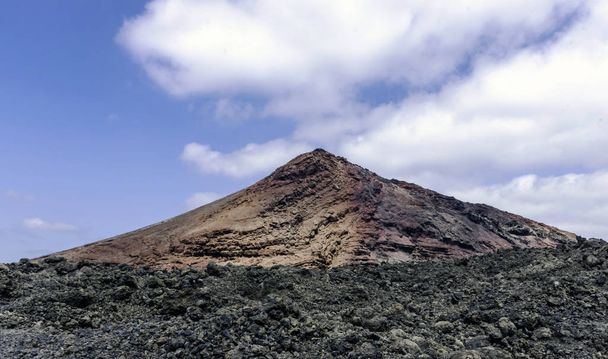 Piros vulkán a Timanfaya Nemzeti Park, Lanzarote, Canary Islands, Spanyolország - Fotó, kép