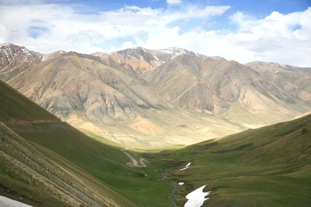 A bela paisagem de Bishkek a Naryn com as montanhas Tian Shan do Quirguistão
 - Foto, Imagem