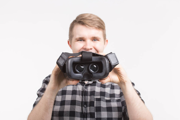 image de lunettes VR avec des hommes heureux sur le fond
 - Photo, image